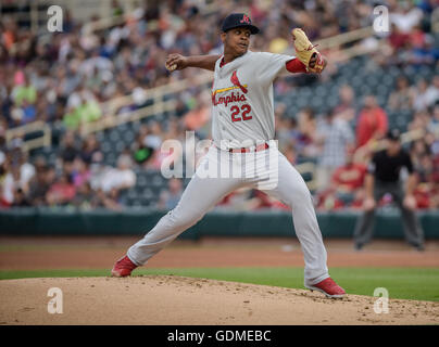 Albuquerque, Nouveau Mexique, USA. 16 juillet, 2016. Journal.Memphis le lanceur partant Alex Reyes(CQ) les vents jusqu'à un lancer contre les isotopes Isotopes samedi soir à Park.Albuquerque, Nouveau Mexique © Roberto E. Rosales/Albuquerque Journal/ZUMA/Alamy Fil Live News Banque D'Images