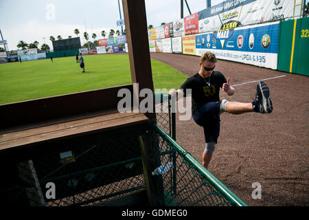 Daytona Beach, Floride, USA. 11 juillet, 2016. Vous VRAGOVIC | fois.Rays de Tampa Bay le lanceur partant Alex Cobb est chauffé avant le match entre les crabes de Pierre et Charlotte Tortugas Daytona à Jackie Robinson Ballpark à Daytona Beach, en Floride, le lundi 11 juillet, 2016. © Vous Vragovic/Tampa Bay Times/ZUMA/Alamy Fil Live News Banque D'Images