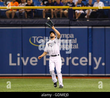 Saint Petersburg, Florida, USA. 16 juillet, 2016. Vous VRAGOVIC | fois.Rays de Tampa Bay droit fielder Steven Souza Jr. (20) extrait sous le ballon par Baltimore Orioles champ centre Adam Jones (10) dans la première manche du match entre les Orioles de Baltimore et les Rays de Tampa Bay au Tropicana Field à Saint-Pétersbourg, en Floride, le samedi, 15 juillet, 2016. © Vous Vragovic/Tampa Bay Times/ZUMA/Alamy Fil Live News Banque D'Images