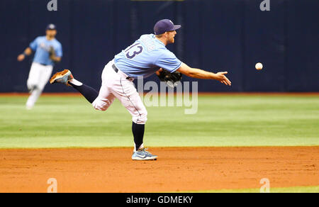 Saint Petersburg, Florida, USA. 17 juillet, 2016. Vous VRAGOVIC | fois.Rays de Tampa Bay l'arrêt-court Brad Miller (13) Les champs la Talonnette femme ESD par Baltimore Orioles catcher Caleb Joseph (36) pour mettre fin à la partie supérieure de la deuxième manche du match entre les Orioles de Baltimore et les Rays de Tampa Bay au Tropicana Field à Saint-Pétersbourg, en Floride, le dimanche, Juillet 17, 2016. © Vous Vragovic/Tampa Bay Times/ZUMA/Alamy Fil Live News Banque D'Images