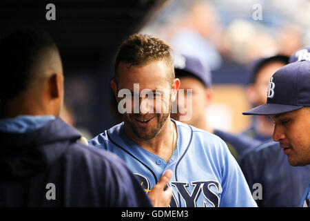 Saint Petersburg, Florida, USA. 17 juillet, 2016. Vous VRAGOVIC | fois.Rays de Tampa Bay de troisième but Evan Longoria (3) dans l'étang après sa deuxième home run du jeu dans la huitième manche du match entre les Orioles de Baltimore et les Rays de Tampa Bay au Tropicana Field à Saint-Pétersbourg, en Floride, le dimanche, Juillet 17, 2016. Les Rays de Tampa Bay battre les Orioles de Baltimore 5-2. © Vous Vragovic/Tampa Bay Times/ZUMA/Alamy Fil Live News Banque D'Images