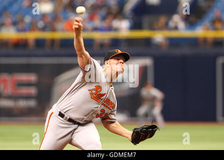 Saint Petersburg, Florida, USA. 17 juillet, 2016. Vous VRAGOVIC | fois.de baseball des orioles de Baltimore, Dylan Bundy (37) Le lancer de la première manche du match entre les Orioles de Baltimore et les Rays de Tampa Bay au Tropicana Field à Saint-Pétersbourg, en Floride, le dimanche, Juillet 17, 2016. © Vous Vragovic/Tampa Bay Times/ZUMA/Alamy Fil Live News Banque D'Images
