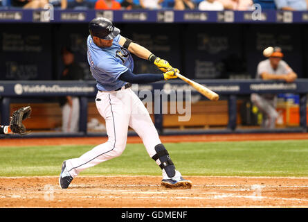 Saint Petersburg, Florida, USA. 17 juillet, 2016. Vous VRAGOVIC | fois.Rays de Tampa Bay de troisième but Evan Longoria (3) se connecte pour son second home run du jeu dans la huitième manche du match entre les Orioles de Baltimore et les Rays de Tampa Bay au Tropicana Field à Saint-Pétersbourg, en Floride, le dimanche, Juillet 17, 2016. Les Rays de Tampa Bay battre les Orioles de Baltimore 5-2. © Vous Vragovic/Tampa Bay Times/ZUMA/Alamy Fil Live News Banque D'Images