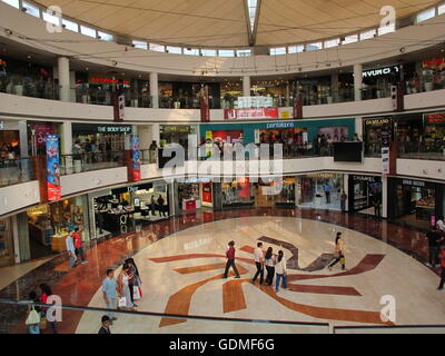 New Delhi, Inde. Le 06 juillet, 2016. L'intérieur de la 'petite' Citywalk shopping mall dans le quartier de Saket dans la capitale de New Delhi, Inde, 06 juillet 2016. Il y a des centres commerciaux comparables avec les cinémas, spectacles, ventes et un grand choix de nourriture dans de nombreuses grandes villes indiennes. Les revenus dans l'industrie de la vente au détail des Indiens a presque quadruplé à environ 540 millions d'euros de 2000 à 2015. Photo : STEFAN MAUER/dpa/Alamy Live News Banque D'Images