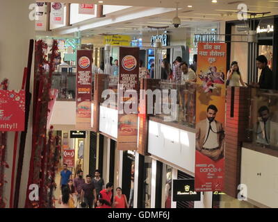 New Delhi, Inde. Le 06 juillet, 2016. L'intérieur de la 'petite' Citywalk shopping mall dans le quartier de Saket dans la capitale de New Delhi, Inde, 06 juillet 2016. Il y a des centres commerciaux comparables avec les cinémas, spectacles, ventes et un grand choix de nourriture dans de nombreuses grandes villes indiennes. Les revenus dans l'industrie de la vente au détail des Indiens a presque quadruplé à environ 540 millions d'euros de 2000 à 2015. Photo : STEFAN MAUER/dpa/Alamy Live News Banque D'Images