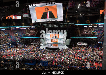 Cleveland, Ohio, USA . 19 juillet, 2016. Le gouverneur du New Jersey Chris Christie s'adressant aux délégués lors de la deuxième journée de la Convention Nationale Républicaine par liaison vidéo en direct le 19 juillet 2016 à Cleveland, Ohio. Plus tôt dans la journée, les délégués ont officiellement soumis Donald J. Trump pour président. Credit : Planetpix/Alamy Live News Banque D'Images
