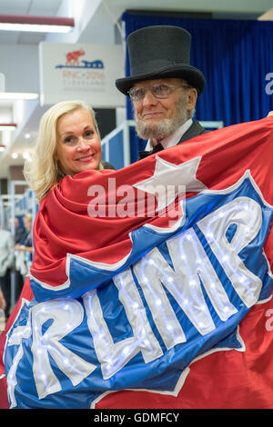 Cleveland, Ohio, USA . 19 juillet, 2016. Un délégué GOP portant une cape d'Atout pose avec l'un habillé comme Abraham Lincoln au cours de la deuxième journée de la Convention nationale républicaine le 19 juillet 2016 à Cleveland, Ohio. Plus tôt dans la journée, les délégués ont officiellement soumis Donald J. Trump pour président. Credit : Planetpix/Alamy Live News Banque D'Images