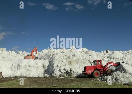 Lhassa. 20 juillet, 2016. Les sauveteurs travaillent sur le site de l'avalanche dans Dungru Village de Rutog Comté de la préfecture de Ngari, sud-ouest de la Chine, région autonome du Tibet, le 19 juillet 2016. À 600 mètres d'un passage de sauvetage avait été achevée le mercredi matin, mais aucun signe de vie n'a été détecté. Neuf personnes, enterré par la cascade ici le dimanche, ont été confirmés morts lundi. L'avalanche a été confirmé comme un glacier diapositive. Source : Xinhua/Alamy Live News Banque D'Images