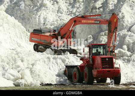 Lhassa. 20 juillet, 2016. Les sauveteurs travaillent sur le site de l'avalanche dans Dungru Village de Rutog Comté de la préfecture de Ngari, sud-ouest de la Chine, région autonome du Tibet, le 19 juillet 2016. À 600 mètres d'un passage de sauvetage avait été achevée le mercredi matin, mais aucun signe de vie n'a été détecté. Neuf personnes, enterré par la cascade ici le dimanche, ont été confirmés morts lundi. L'avalanche a été confirmé comme un glacier diapositive. Source : Xinhua/Alamy Live News Banque D'Images