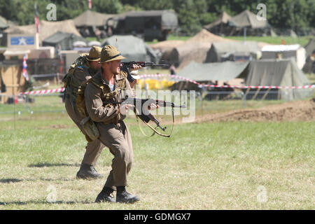 Coquelles (France). 19 juillet, 2016. De reconstitution historique à la reprise de la guerre et de la paix en Folkestone Kent. Les cinq jours de l'événement accueille le plus grand des véhicules militaires dans le monde. 19.07.2016 Crédit : Theodore liasi/Alamy Live News Banque D'Images