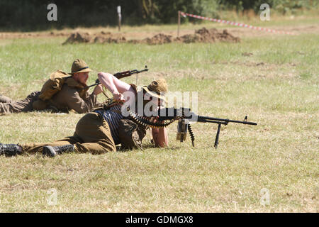 Coquelles (France). 19 juillet, 2016. De reconstitution historique à la reprise de la guerre et de la paix en Folkestone Kent. Les cinq jours de l'événement accueille le plus grand des véhicules militaires dans le monde. 19.07.2016 Crédit : Theodore liasi/Alamy Live News Banque D'Images