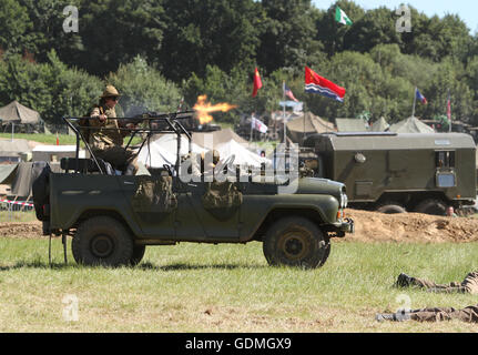 Coquelles (France). 19 juillet, 2016. De reconstitution historique à la reprise de la guerre et de la paix en Folkestone Kent. Les cinq jours de l'événement accueille le plus grand des véhicules militaires dans le monde. 19.07.2016 Crédit : Theodore liasi/Alamy Live News Banque D'Images