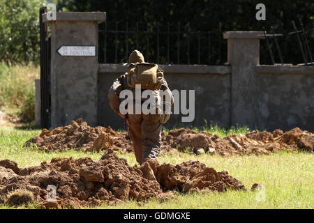 Coquelles (France). 19 juillet, 2016. De reconstitution historique à la reprise de la guerre et de la paix en Folkestone Kent. Les cinq jours de l'événement accueille le plus grand des véhicules militaires dans le monde. 19.07.2016 Crédit : Theodore liasi/Alamy Live News Banque D'Images