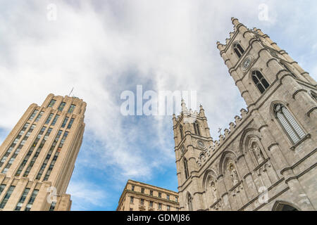 Low angle view of édifice Aldred et Basilique Notre-Dame de Montréal Banque D'Images