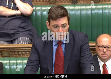 Shadow Home Secretary Andy Burnham réagit à une déclaration de ministre de l'intérieur sur l'Ambre Rudd Nice attentat à la Chambre des communes, Londres. Banque D'Images