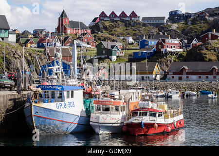 Pêche groenlandaise, bateaux amarrés dans le nord toute l'année port arctique sans glace avec la vieille ville derrière en été. Sisimiut Holsteinsborg (Groenland) Banque D'Images