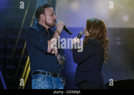 Isabelle Boulay et Corey Hart effectuer lors de la St-Jean montrer sur les Plaines d'Abraham à Québec au cours de l'etp nationale du Québec, le jeudi 23 juin, 2016. Banque D'Images