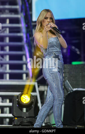 Marie Mai fonctionne à la St-Jean montrer sur les Plaines d'Abraham à Québec au cours de la Fête nationale du Québec, le jeudi 23 juin, 2016. Banque D'Images