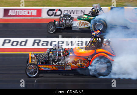 Dragstalgia événement à Santa Pod. Ron espère face visible au volant de son dragster, altéré de carburant vintage Nick Davies loin côté. Banque D'Images