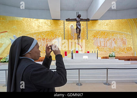 Nun photographié dans l'intérieur de l'église moderne de la Trinité, en face de la basilique, l'Igreja da Santissima Trindade, Banque D'Images