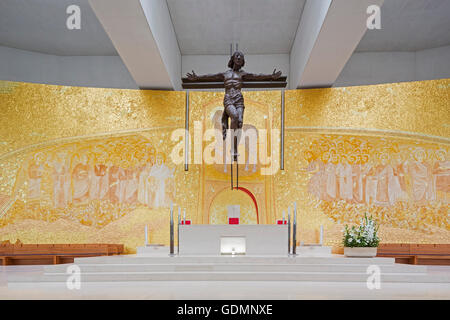 Intérieur de l'église moderne de la Trinité, en face de la basilique, l'Igreja da Santissima Trindade, Fátima, Santarem, Portugal, Banque D'Images