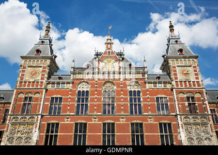 La gare centrale d'Amsterdam détail dans la journée ensoleillée, aux Pays-Bas. Banque D'Images