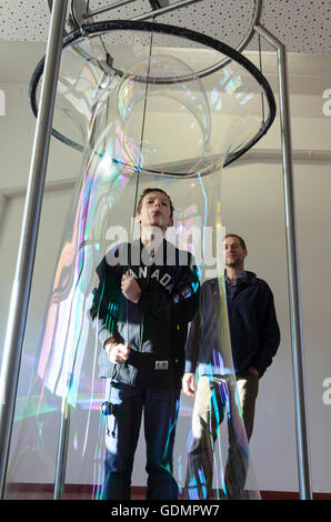 Dresde : bulle de savon géante Et garçon de la terre d'aventure mathématique collections technique dans l'ancienne Ernemann travaille, l'Allemagne, Sa Banque D'Images