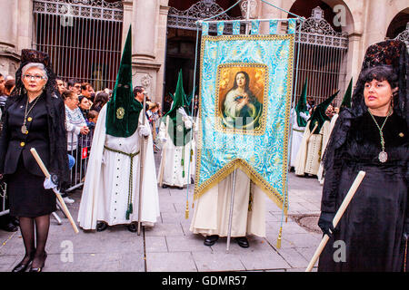 AntillasÃ «'Â'et à capuchon pénitents en procession, fraternité de Jesus del Gran Poder y Virgen de la Macarena, le Vendredi saint, Eas Banque D'Images