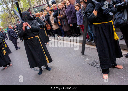 Pénitents cagoulés en procession, fraternité de JesÃƒÂºs del Gran Poder y Virgen de la Macarena, le Vendredi Saint, la semaine de Pâques,La Rambl Banque D'Images