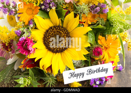 Joyeux Anniversaire Carte avec bouquet de fleurs d'été. Banque D'Images