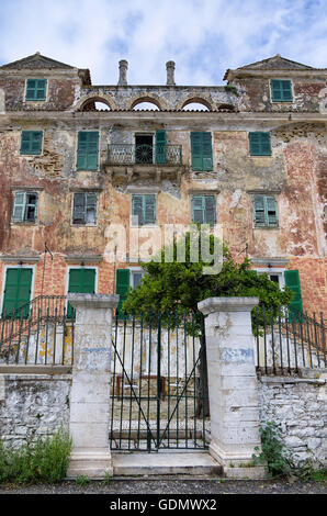 Belle façade d'un vieux manoir dans Bancasan village, l'île de Paxoi, Grèce Banque D'Images