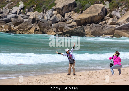 Les touristes japonais se photographier eux-mêmes sur la plage de Nazare, Nazaré, district de Leiria, Portugal, Europe, voyage, Banque D'Images