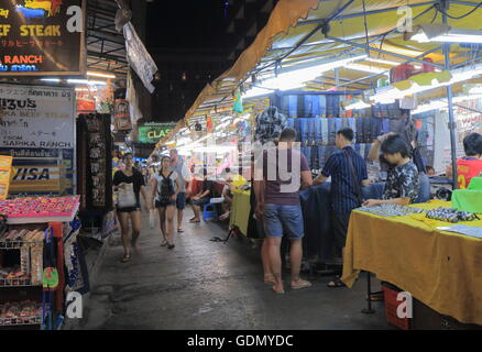 Les gens magasinent au marché nocturne de Patpong à Bangkok en Thaïlande. Banque D'Images