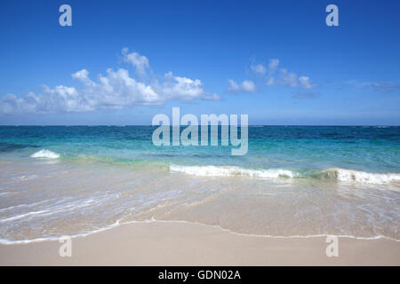 Mer Turquoise sur la magnifique plage de Playa Maguana Baracoa, dans la province de Guantánamo, Cuba Banque D'Images