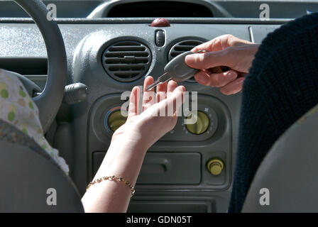 La remise des clés d'une voiture Banque D'Images