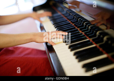 Jouer du piano Banque D'Images