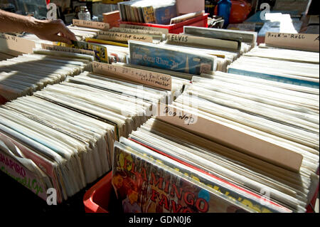 Vieux rock and roll records à un marché aux puces à l'Elvis Festival à Bad Nauheim, Hesse Banque D'Images