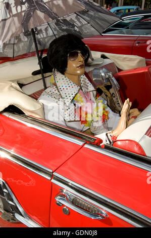 Elvis doll sur le siège arrière d'une Cadillac rouge Impala, précédemment détenue par Jerry Lee Lewis, Elvis Festival à Bad Banque D'Images