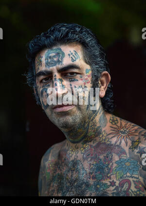 L'homme arabe, avec des tatouages sur tout le corps, Ko Samui, Thaïlande Banque D'Images