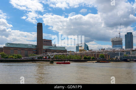 La Tate Modern et le London Millennium passerelle sur la Tamise. Banque D'Images