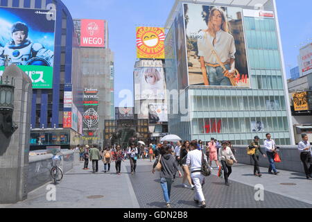 Les gens magasinent à galerie commerçante de Shinsaibashi à Osaka au Japon. Banque D'Images