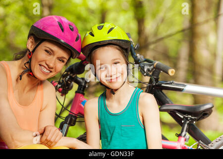 Portrait of happy fille sportive et sa mère Banque D'Images