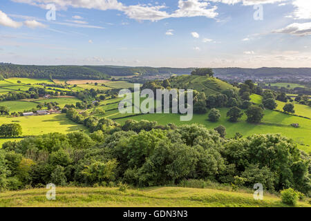 La fin de l'après-midi la lumière sur la colline de Uley Downham fortin enterrer près de Dursley, Gloucestershire, Angleterre, Royaume-Uni Banque D'Images