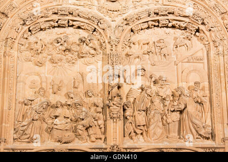 Salamanque, Espagne, Avril - 17, 2016 : La Nativité et trois mages relief sur le quartier gothique-baroque portail ouest de la nouvelle cathédrale Banque D'Images