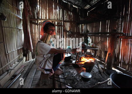 Eine Traditionell gekleidete Frau von Paudang Langhals Stammes aus einem Dorf Birmanie lebt dans noerdlich von Chiang Mai dans le Nord T Banque D'Images