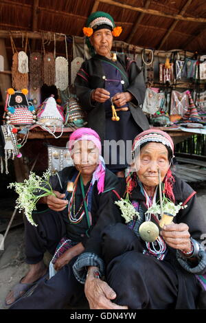 Les vieilles femmes de la minorité d'Akha près du village de Fang dans le nord de Chiang Mai dans le nord de la Thaïlande en Southeastasia Banque D'Images