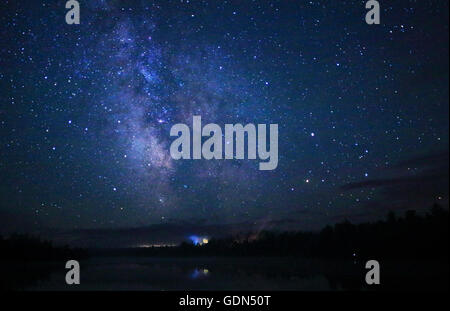 La Voie Lactée sur Marten River Provincial Park en été, ciel de nuit. Banque D'Images