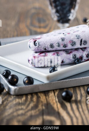 Des glaces de bleuets pop sur la table en bois rustique Banque D'Images