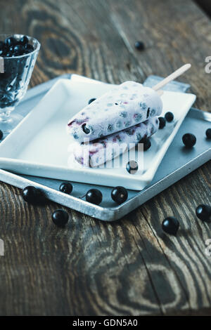 Des glaces de bleuets pop sur la table en bois rustique Banque D'Images
