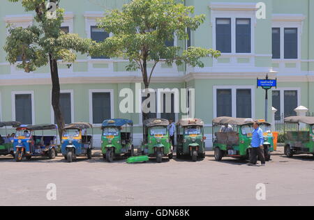 Tuk Tuk iconique garée dans la rue à Bangkok en Thaïlande. Banque D'Images